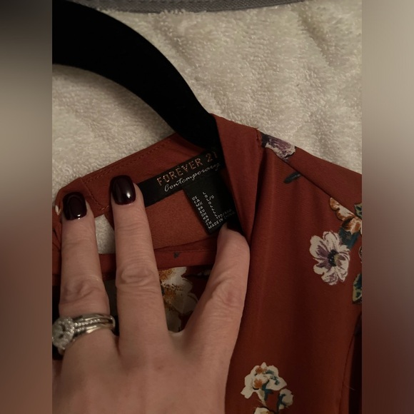 LIKE NEW 21 Contemporary Tie Back Floral Blouse - Picture 5 of 8